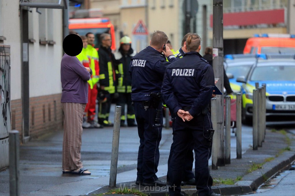 Einsatz BF Pol SEK Bedrohungslage Koeln Buchheim Herlerstr P10.jpg